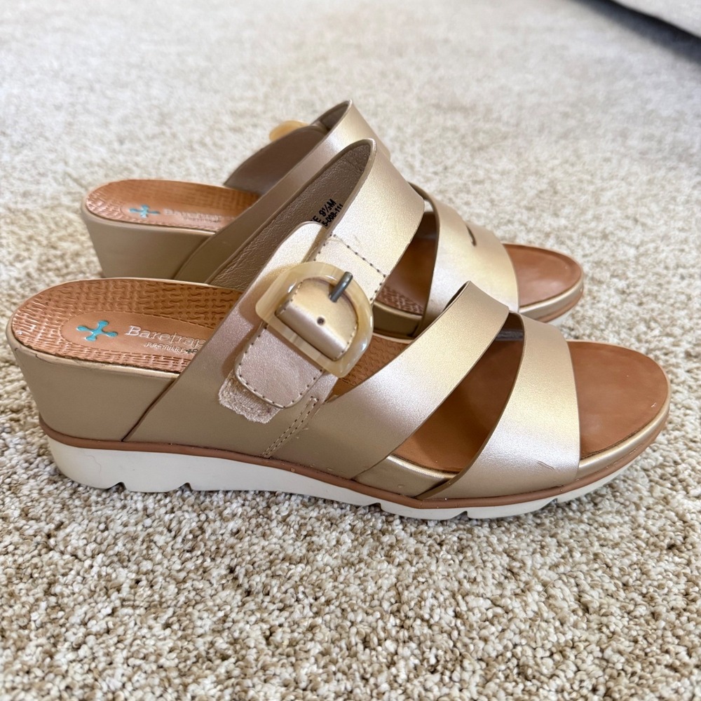 Baretraps Laralee Champagne Gold Metallic Wedge Sandals Womens 9.5M Posture+
